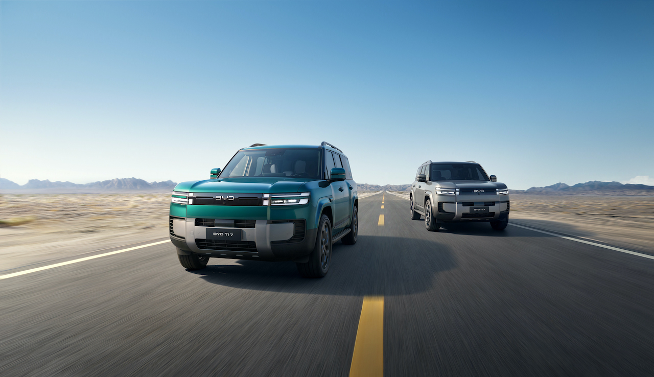 BYD-Ti7-two-car-tracking